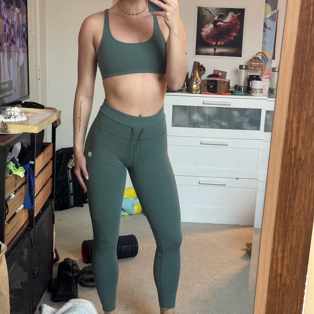 Vuori Women's Olive Leggings Set